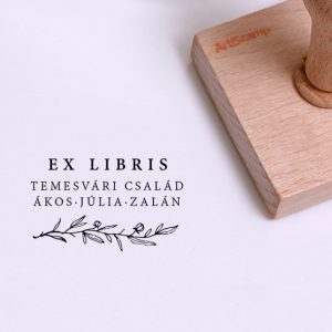 Ex libris pecsét, virágos ágat ábrázoló grafikával. Nyeles fa alapra készült, gumi lenyomattal, egyedileg megadott névvel készült.