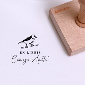 Ex libris pecsét, ágon ülő cinegét ábrázoló grafikával. Nyeles fa alapra készült, gumi lenyomattal, egyedileg megadott névvel készült.