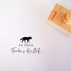 Ex libris pecsét, farkast ábrázoló grafikával. Nyeles fa alapra készült, gumi lenyomattal, egyedileg megadott névvel készült.