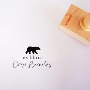 Ex libris pecsét, medvét ábrázoló grafikával. Nyeles fa alapra készült, gumi lenyomattal, egyedileg megadott névvel készült.