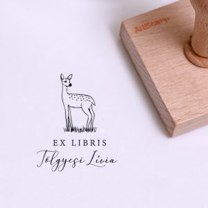 Ex libris pecsét, fűben álló őzikét ábrázoló grafikával. Nyeles fa alapra készült, gumi lenyomattal, egyedileg megadott névvel készült.