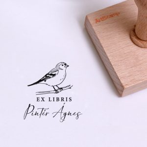 Ex libris pecsét, ágó ülő pintyet ábrázoló grafikával. Nyeles fa alapra készült, gumi lenyomattal, egyedileg megadott névvel készült.