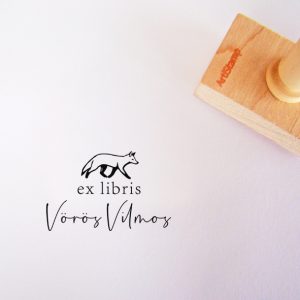Ex libris pecsét, rókát ábrázoló grafikával. Nyeles fa alapra készült, gumi lenyomattal, egyedileg megadott névvel készült.
