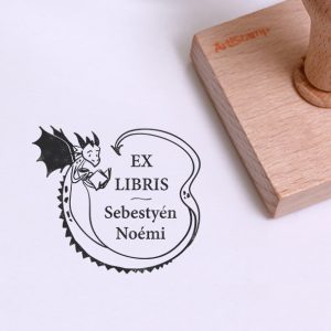 Ex libris pecsét, olvasó sárkányt ábrázoló grafikával. Nyeles fa alapra készült, gumi lenyomattal, egyedileg megadott névvel készült.