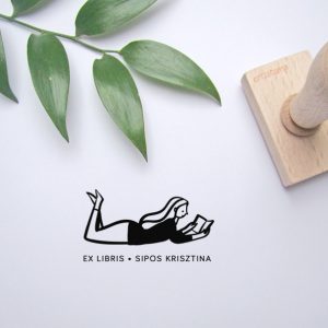 Ex libris pecsét, hason fekvő, olvasó lányt ábrázoló grafikával. Nyeles fa alapra készült, gumi lenyomattal, egyedileg megadott névvel készült.