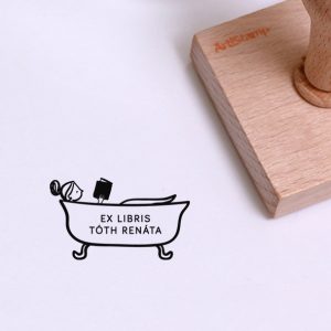 Ex libris pecsét, kádban, hanyatt fekve olvasó lányt ábrázoló grafikával. Nyeles fa alapra készült, gumi lenyomattal, egyedileg megadott névvel készült.