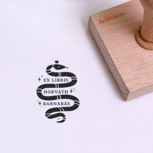 Ex libris pecsét, tekergő kígyót ábrázoló grafikával. Nyeles fa alapra készült, gumi lenyomattal, egyedileg megadott névvel készült.