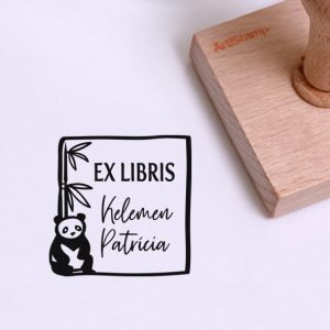 Ex libris pecsét, bambusznád tövében ülő panda grafikával. Nyeles fa alapra készült, gumi lenyomattal, egyedileg megadott névvel készült.