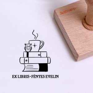 Ex libris pecsét, 3 könyv tetején, egy gőzölgő kávéscsészét és alvó baglyot ábrázoló grafikával. Nyeles fa alapra készült, gumi lenyomattal, egyedileg megadott névvel készült.