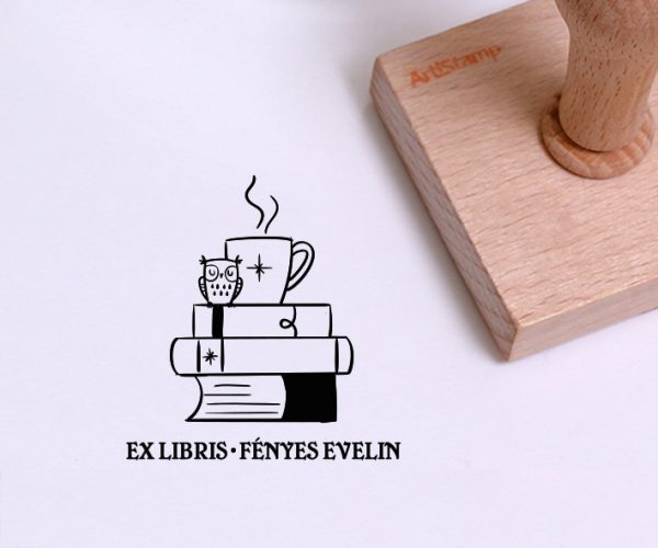 Ex libris pecsét, 3 könyv tetején, egy gőzölgő kávéscsészét és alvó baglyot ábrázoló grafikával. Nyeles fa alapra készült, gumi lenyomattal, egyedileg megadott névvel készült.