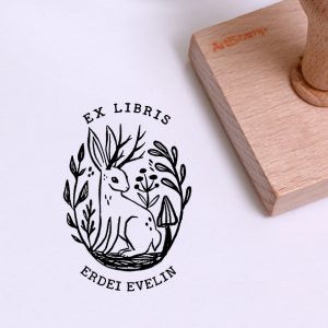 Ex libris pecsét, jackalope-t a mezőn ábrázoló grafikával. Nyeles fa alapra készült, gumi lenyomattal, egyedileg megadott névvel készült.