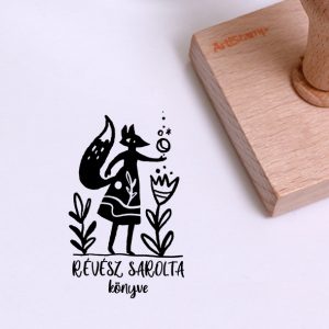 Ex libris pecsét, rókatündér varázs gömbbel a kezében, virágok között ábrázoló grafikával. Nyeles fa alapra készült, gumi lenyomattal, egyedileg megadott névvel készült.